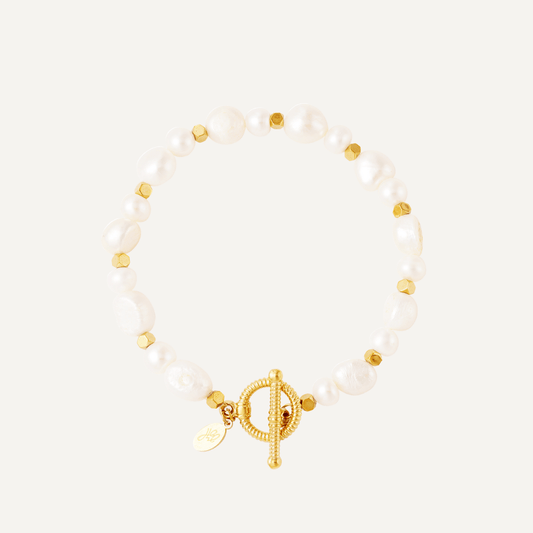 Bracciale Margherita impreziosito da perle bianche coltivate in acqua dolce, Realizzato in acciaio inossidabile, Finitura oro - Trinwel.com