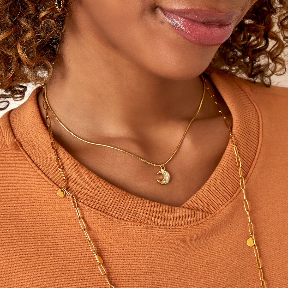 Collana Serena con pendente a forma di luna impreziosito da pietre di zirconi, Realizzata in acciaio inossidabile, anallergico e resistente all'acqua - Trinwel.com