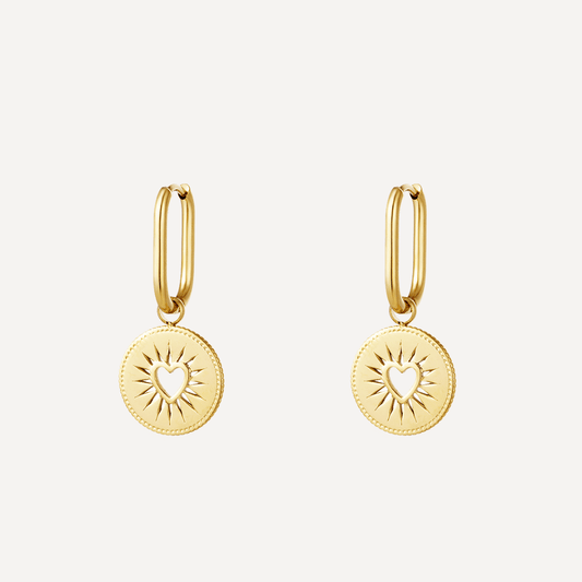 Orecchini Beatrice con pendente tondo caratterizzato da cuore vuoto, Realizzati in acciaio inossidabile, anallergico e resistente all'acqua, Finitura oro - Trinwel.com